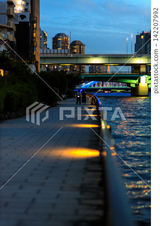 東京海濱的暮色,景色逐漸改變。 東京海濱的暮色,景色逐漸改變。 142207992