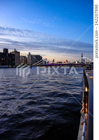 東京海濱的暮色,景色逐漸改變。 東京海濱的暮色,景色逐漸改變。 142207998