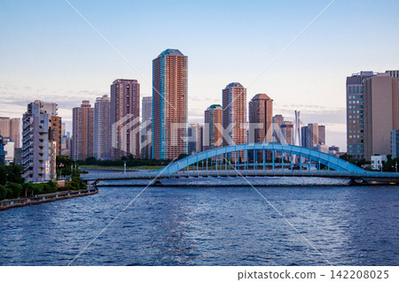 The twilight scenery of Tokyo's waterfront, gradually changing its appearance. The twilight scenery of Tokyo's waterfront, gradually changing its appearance. 142208025