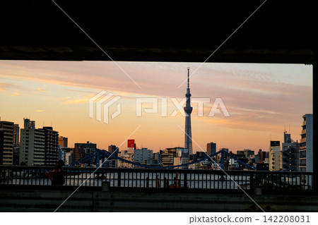 The twilight scenery of Tokyo's waterfront, gradually changing its appearance. The twilight scenery of Tokyo's waterfront, gradually changing its appearance. 142208031