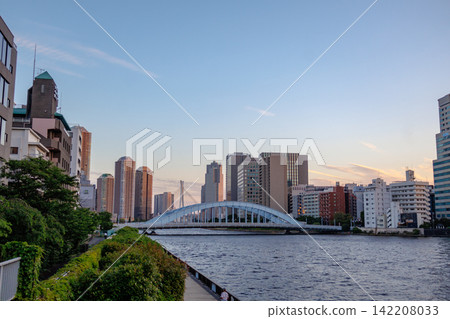 The twilight scenery of Tokyo's waterfront, gradually changing its appearance. 142208033