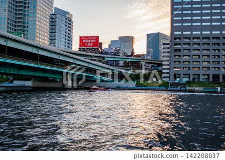 The twilight scenery of Tokyo's waterfront, gradually changing its appearance. The twilight scenery of Tokyo's waterfront, gradually changing its appearance. 142208037