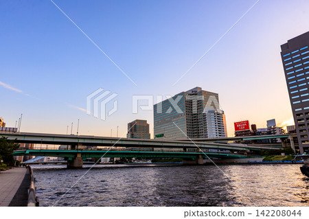 東京海濱的暮色,景色逐漸改變。 東京海濱的暮色,景色逐漸改變。 142208044