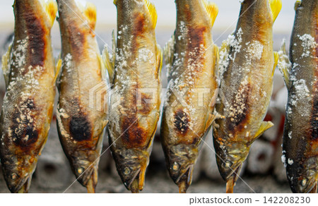 鹽烤香魚、鹽烤香魚、炭烤香魚 鹽烤香魚、鹽烤香魚、炭烤香魚 142208230