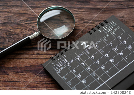 二月的黑色日曆和放大鏡 二月的黑色日曆和放大鏡 142208248
