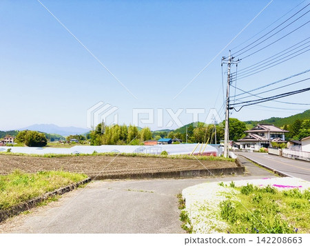 即使是夏日的天空、體溫和我們的心跳有時也會變得不穩定。 即使是夏日的天空、體溫和我們的心跳有時也會變得不穩定。 142208663