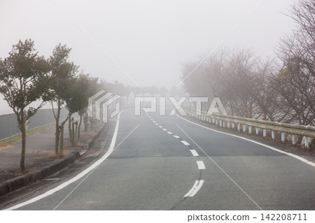穿過霧氣的路 穿過霧氣的路 142208711