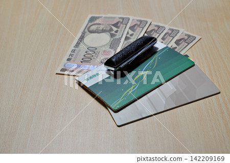 銀行存摺、印章和10000日元紙幣 銀行存摺、印章和10000日元紙幣 142209169