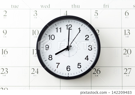 時鐘和日曆顯示8點 時鐘和日曆顯示8點 142209483