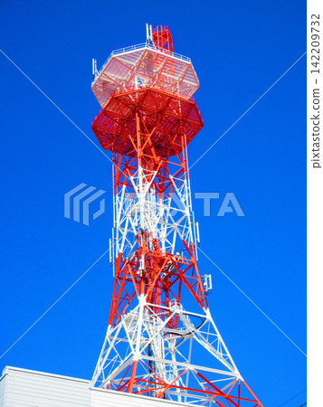A view of NTT East Japan's radio tower (communication tower) in Kawaguchi City, Saitama Prefecture, against a blue sky. A view of NTT East Japan's radio tower (communication tower) in Kawaguchi City, Saitama Prefecture, against a blue sky. 142209732