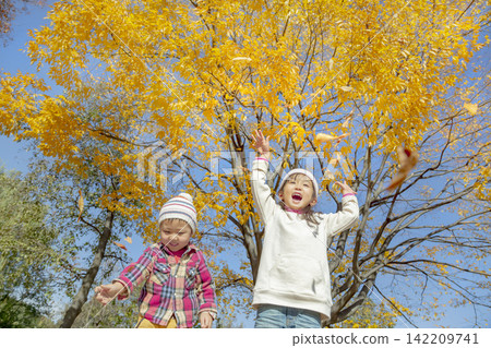 姐姐和弟弟在秋天公園玩 姐姐和弟弟在秋天公園玩 142209741