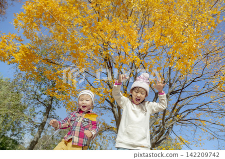姐姐和弟弟在秋天公園玩 姐姐和弟弟在秋天公園玩 142209742