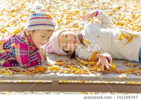 姐姐和弟弟在秋天公園玩 姐姐和弟弟在秋天公園玩 142209747