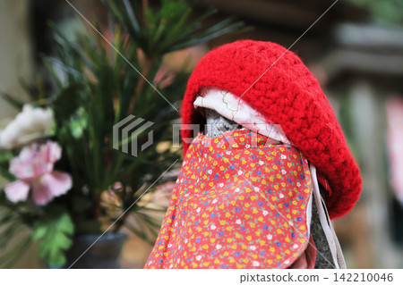 The Jizo statue that holds you close is located on the temple grounds. The Jizo statue that holds you close is located on the temple grounds. 142210046