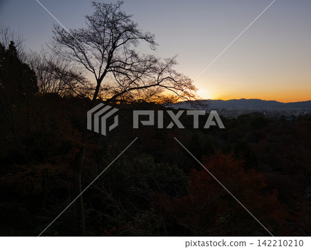 秋季從山頂看到的日落 秋季從山頂看到的日落 142210210