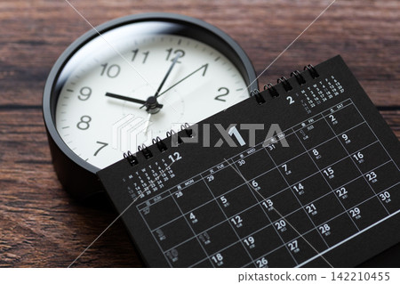 一月黑色日曆和時鐘 一月黑色日曆和時鐘 142210455