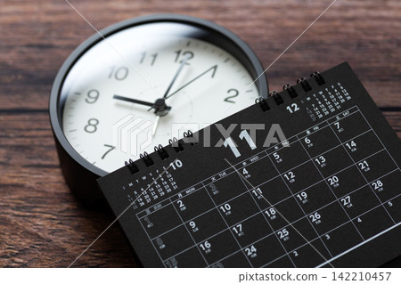 十一月的黑色日曆和時鐘。 十一月的黑色日曆和時鐘。 142210457