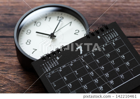 七月黑色日曆和時鐘 七月黑色日曆和時鐘 142210461