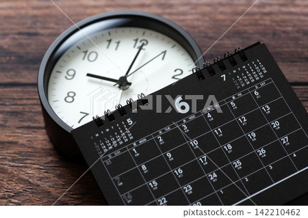 六月黑色日曆和時鐘 六月黑色日曆和時鐘 142210462