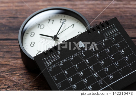 四月的黑色日曆和時鐘。 四月的黑色日曆和時鐘。 142210478