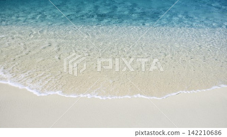 Clear Turquoise Ocean Waves on White Sand Beach 142210686