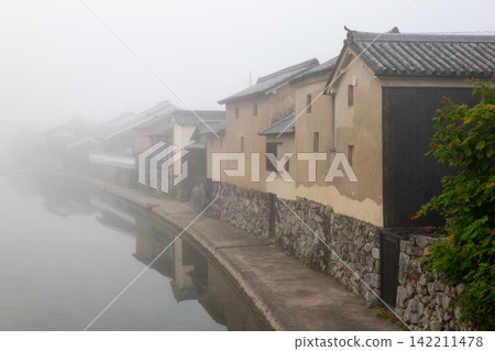 The townscape of Hirafuku shrouded in fog The townscape of Hirafuku shrouded in fog 142211478