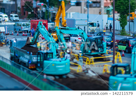 城市建築工地上的微型起重機 [建築圖片] 142211579