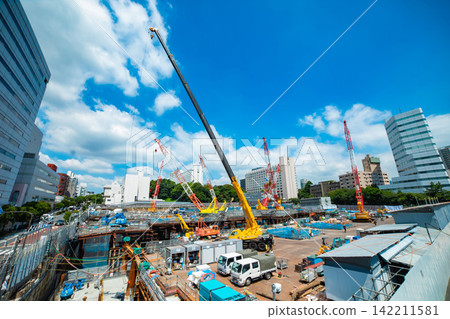 A crane at a construction site in an urban area [Construction image] 142211581