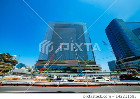 A crane at a construction site in an urban area [Construction image] 142211585