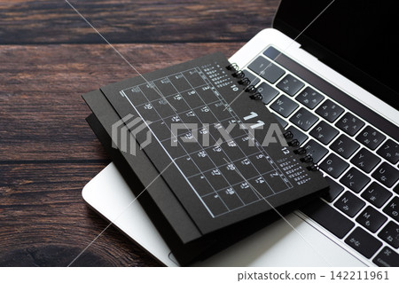 十一月的黑色日曆和電腦 十一月的黑色日曆和電腦 142211961