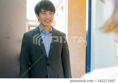 做上門推銷的年輕商人 142211987