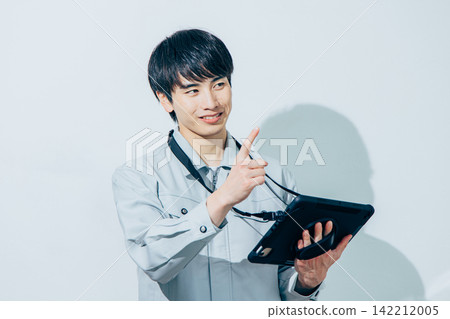 有片劑的一個年輕人 142212005