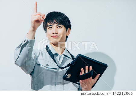 有片劑的一個年輕人 142212006