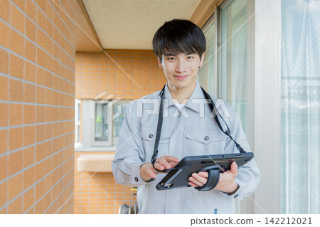 一名男子正在檢查外牆。 142212021