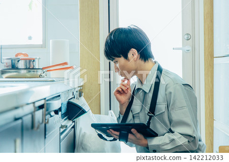 工人在檢查電磁爐 142212033