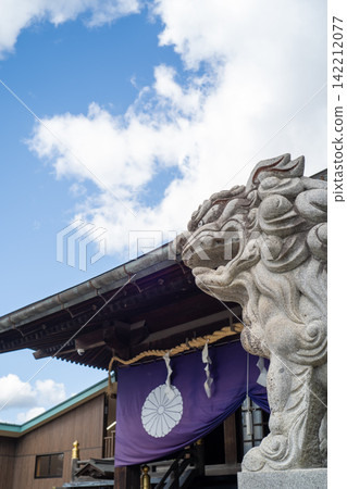 神社裡的守護獅雕像,背景是湛藍的天空和潔白的雲。 神社裡的守護獅雕像,背景是湛藍的天空和潔白的雲。 142212077