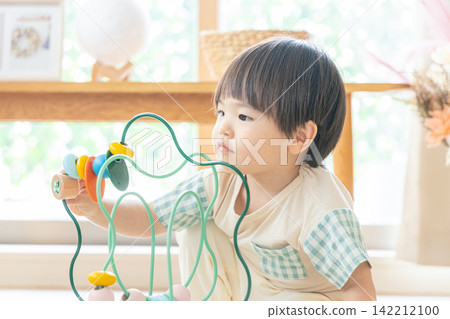 一個兩歲小孩在家玩耍 142212100