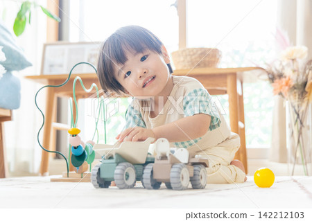 一個兩歲小孩在家玩耍 142212103
