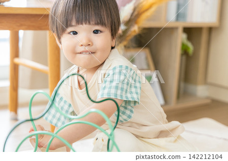 一個兩歲小孩在家玩耍 一個兩歲小孩在家玩耍 142212104