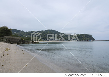 內什什海灘擁有美麗的海岸線和平靜的海浪。 內什什海灘擁有美麗的海岸線和平靜的海浪。 142212285
