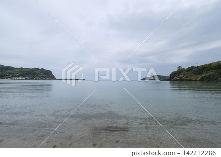 內什什海灘擁有美麗的海岸線和平靜的海浪。 內什什海灘擁有美麗的海岸線和平靜的海浪。 142212286