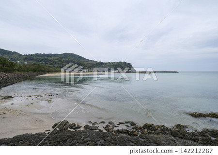 內什什海灘擁有美麗的海岸線和平靜的海浪。 內什什海灘擁有美麗的海岸線和平靜的海浪。 142212287