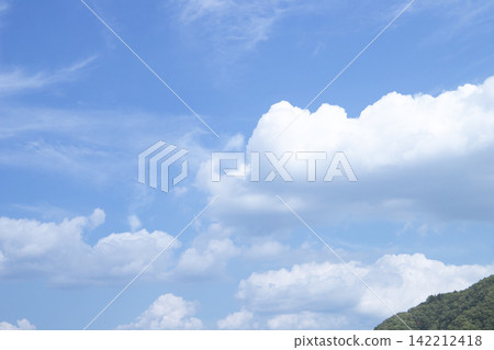 夏日的天空籠罩著河口湖（山梨縣） 142212418