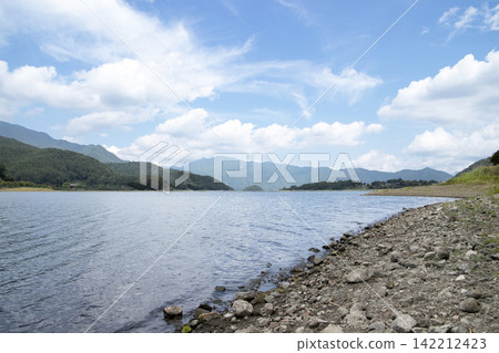 河口湖（山梨縣）和夏日的藍天 142212423
