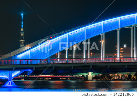 東京的夜景捕捉到了閃耀著藍色光芒的永大橋、東京晴空塔以及車流的軌跡。 東京的夜景捕捉到了閃耀著藍色光芒的永大橋、東京晴空塔以及車流的軌跡。 142212966