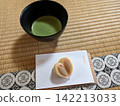 Matcha tea and sweets placed on a tatami mat. 142213033