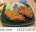 Crispy, thick pork cutlet 142213039