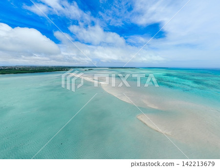 無人機拍攝的宮古島Uni Beach和碧綠海水的景色。 無人機拍攝的宮古島Uni Beach和碧綠海水的景色。 142213679