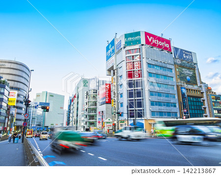 新宿站南口，Busta 新宿店前，夏日黃昏時分。 142213867