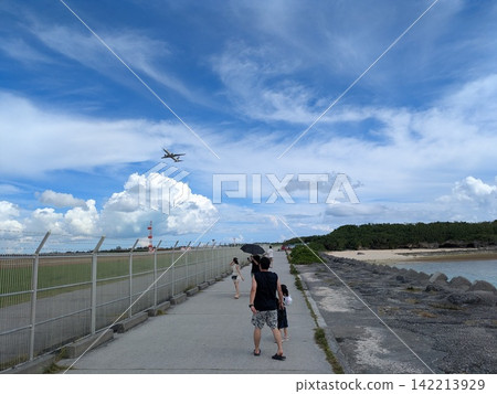 Parents and children walking along the beach in summer Parents and children walking along the beach in summer 142213929